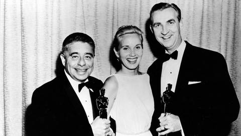 Alfred Newman, Eva marie Saint und Ken Darby bei den Oscars 1956 (Foto: IMAGO, IMAGO / Ronald Grant)