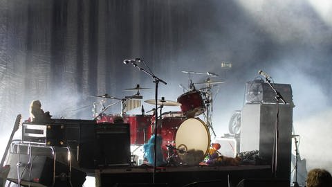Band Equipment mit Mikrofonen und Schlagzeugen (Foto: IMAGO, IMAGO / Alexander Gonschior)