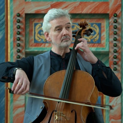 Hochkonzentriert spielt Manuel Fischer-Dieskau Bachs Cellosuiten. „Das Höchste, was wir Cellisten haben" (Foto: Joris Baumann)