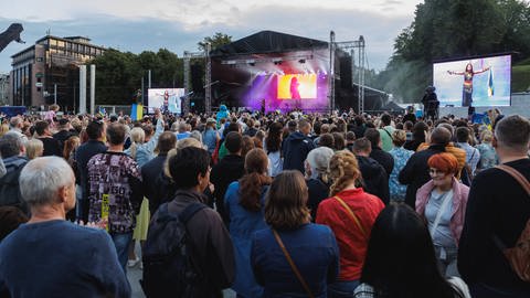 Menschenmassen vor der großen Bühne des Ukraine-Konzerts in Tallinn (Foto: IMAGO, IMAGO / Scanpix)