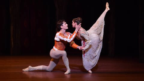 Balletttänzer als Romeo und Julia in Renaissance-Kostümen beim Pas-de-deux (Foto: IMAGO, IMAGO / AAP)