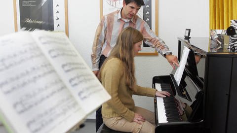 Klavierunterricht (Foto: IMAGO, momentphoto/Killig)