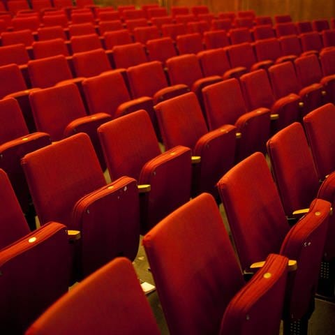 Stuhlreihen in einem Theater als Symbolbild für Kultur (Foto: IMAGO, photothek)