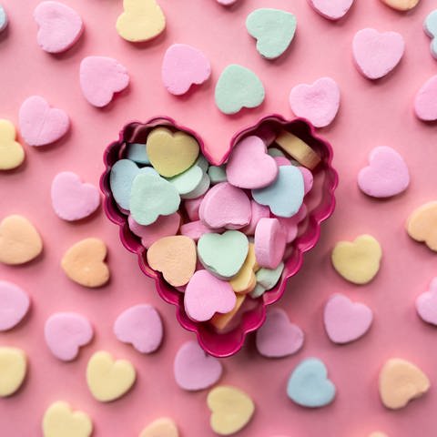 Ein Herz aus kleinen Süßigkeitenherzen (Foto: IMAGO, Cavan Images)