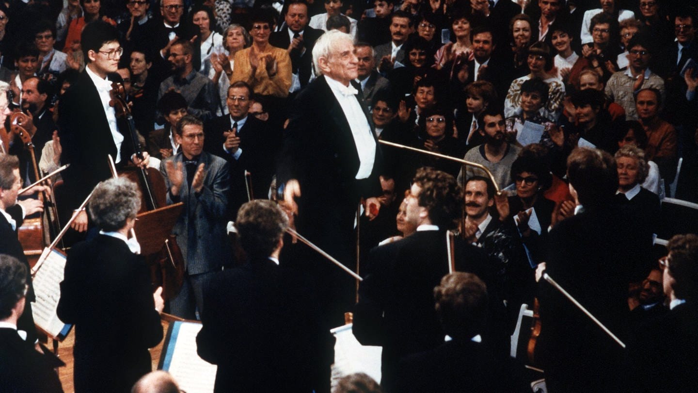 Leonard Bernstein verneigt sich vor dem Publikum beim Gala-Konzert der 9. Sinfonie in Berlin 1989 (Foto: picture-alliance / Reportdienste, picture-alliance / dpa | ADN Zentralbild)