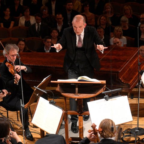 François-Xavier Roth drigiert das Sinfonieorchester Les Siècles beim Musikfestival Prager Frühling 2022
