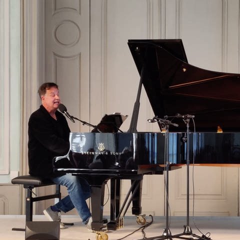 Lars Reichow singt und spielt Klavier im Mozartsaal in Schwetzingen