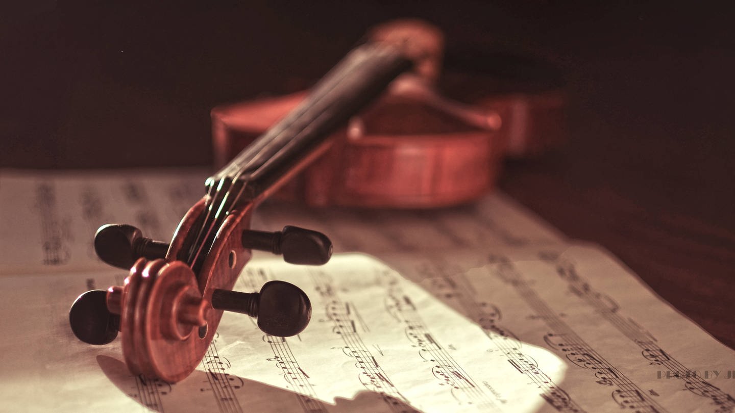 Violine auf Noten (Foto: IMAGO, IMAGO / Imaginechina-Tuchong)