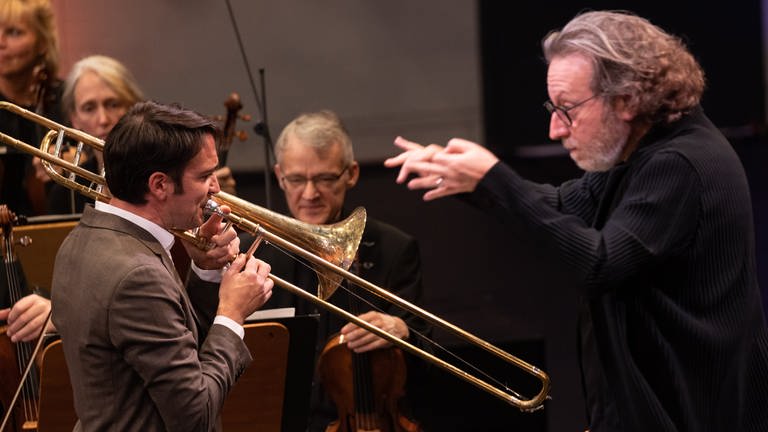 Brad Lubman dirigiert das SWR Symphonieorchester (Foto: SWR, Ralf Brunner)