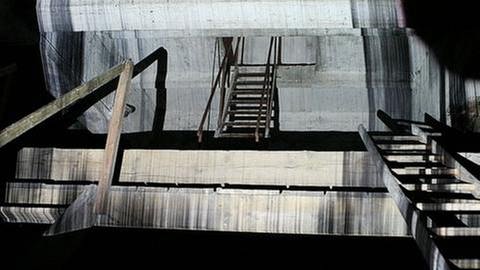 Bühnenbild mit Treppen und Leitern