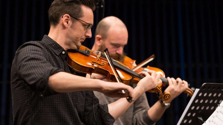 Zwei Geiger vom STreichquartett proben für die Donaueschinger Musiktage