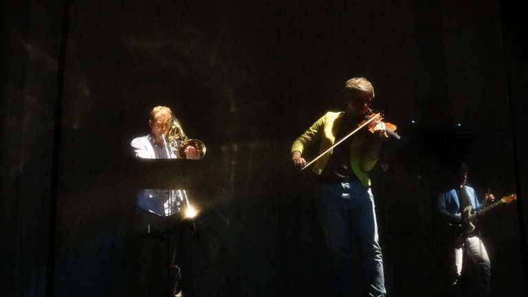 Posaunist, Geiger und E-Gitarrist auf der Bühne (Foto: SWR, Astrid Karger)