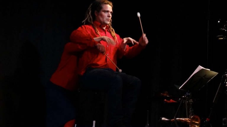 Schlagzeuger mit rotem Hemd auf der Bühne (Foto: SWR, Astrid Karger)