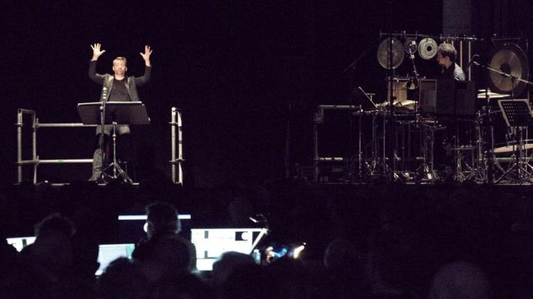 Dirigent und Schlagzeuger auf der Bühne (Foto: SWR, Tilman Stamer)