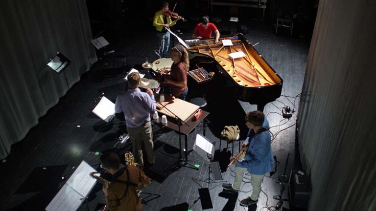 Sechs Musiker vom Nadar Ensemble probten "Mirror Box #2" von Stefan Prins (Foto: SWR, Kobe Wens)