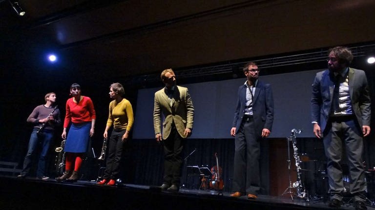 Sechs MusikerInnen vom Nadar Ensemble auf der Bühne beim Schlussapplaus (Foto: SWR, Astrid Karger)