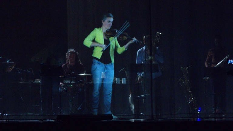 Geigerin spielt ihr Instrument mit drei Bögen (Foto: SWR, Tilman Stamer)
