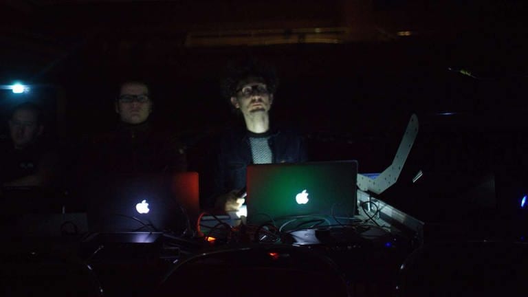 Mann sitzt im Dunkeln hinter dem Laptop (Foto: SWR, Kobe Wens)