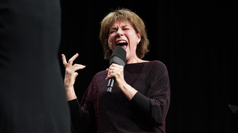 Salome Kammer mit aufgerissenem Mund (Foto: SWR, Astrid Karger)