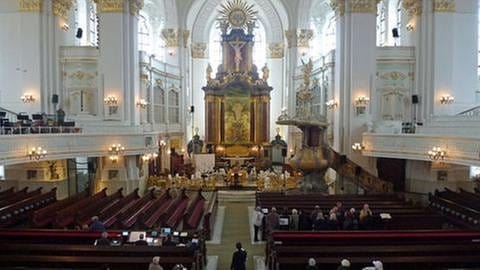 Blick in die Hamburger St. Michaeliskirche mit Konzertaufbau