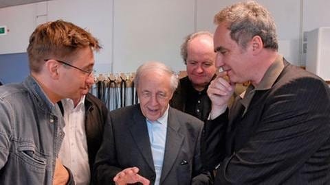 Vier Männer unterschiedlichen Alters schauen sich eine Partitur an (Foto: SWR, SWR - Klaus Fröhlich)