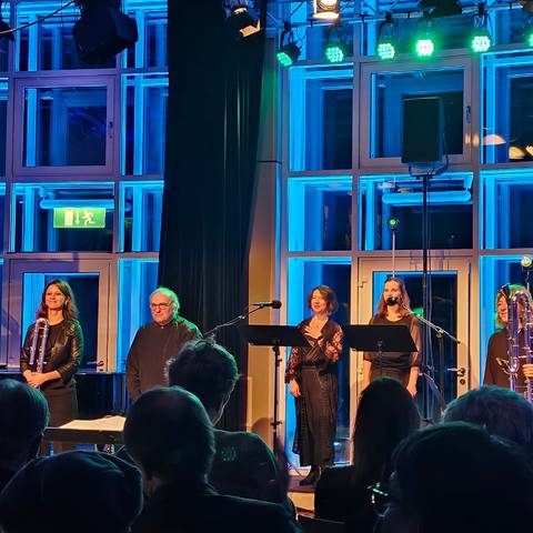 Fünf Frauen und Männer in Konzertgarderobe beim Schlussapplaus auf der Bühne (Foto: SWR)