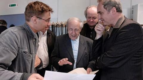 Mark Andre, Armin Köhler (verdeckt), Pierre Boulez, Wolfgang Rihm und Detlef Heusinger in einem Studio