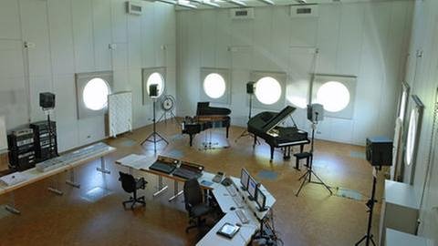 Saal mit zwei Konzertflügeln und technischen Geräten