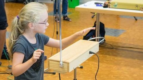 Das Theremin wurde vor fast hundert Jahren erfunden und man spielt es ohne Anfassen. Mit der einen Hand steuert man die Tonhöhe, mit der anderen die Lautstärke. (Foto: SWR, SWR - Oliver Reuther)