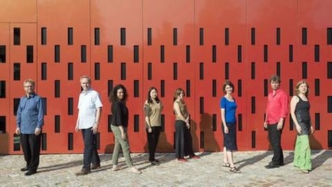 Gruppenbild Ensemble Experimental vor rotem Haus mit vielen kleinen Fenstern (Foto: SWR, SWR - Klaus Fröhlich)
