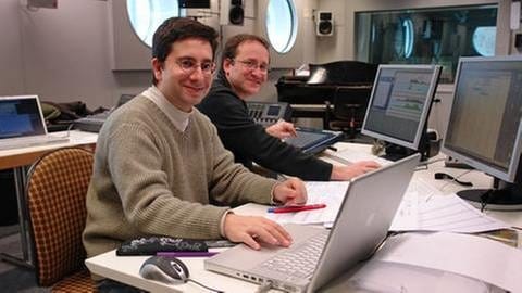 Zwei Männer arbeiten an Computern