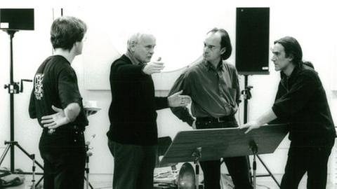Vier Männer diskutieren im Experimentalstudio