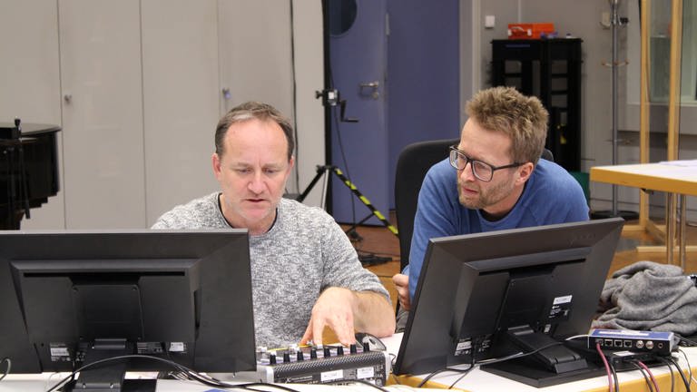 Klangregisseur Michael Acker arbeitet mit dem Komponisten Johannes Maria Staud zusammen (Foto: SWR)