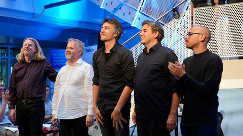 Fünf Männer stehen auf der Bühne und nehmen den Applaus entgegen (Foto: SWR)