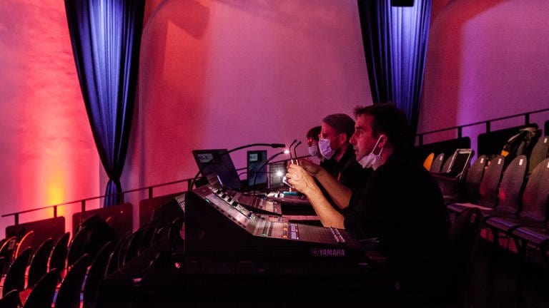 Drei Klangregisseure vom SWR Experimentalstudio: Joachim Haas, Lukas Nowok und Maurice Oeser vom SWr Experimentalstudio. (Foto: SWR, Anja Thölking)