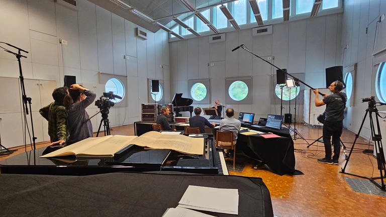 Großer Raum mit Bullaugenfenstern mit Filmteam und Klangregisseuren (Foto: SWR)