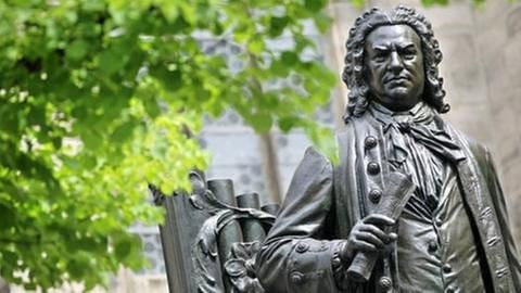 Blick auf das Denkmal des Komponisten Johann Sebastian Bach auf dem Thomaskirchhof in Leipzig (Foto: picture-alliance / dpa, picture-alliance / dpa - Jan Woitas)