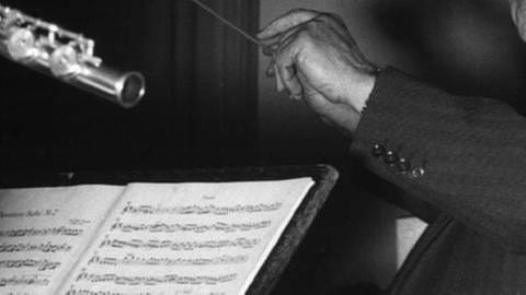 Der Komponist Paul Hindemith schwingt während einer Probe den Taktstock
