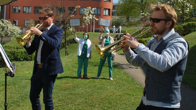 Zwei Trompeter spielen im Freien (Foto: SWR, Sebastian Steegmüller)