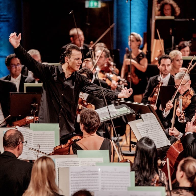Teodor Currentzis dirigiert das SWR Symphonieorchester (Foto: SWR, Markus Palmer)