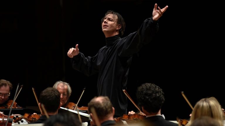Teodor Currentzis dirigiert das SWR Symphonieorchester (Foto: SWR, SWR - Matthias Creutziger)