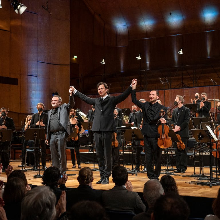 V.l.: Jörg Widmann, Teodor Currentzis, Antoine Tamestit, dahinter das SWR Symphonieorchester