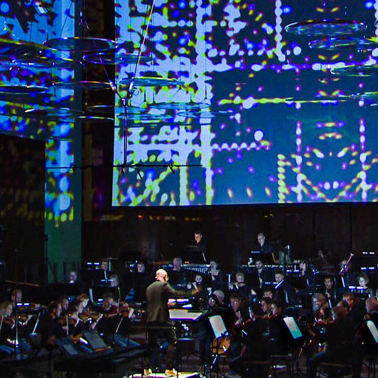 Das SWR Symphonieorchester spielt vor Lichtprojektionen im Konzerthaus Freiburg