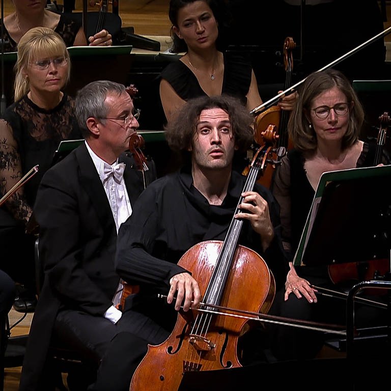 Nicolas Altstaedt spielt mit dem SWR Symphonieorchester (Foto: SWR)