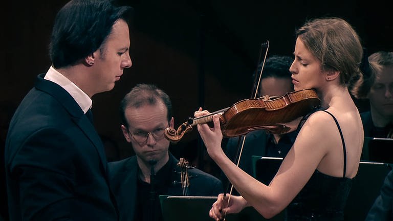 Teodor Currentzis dirigiert, Vilde Frang spielt Violine