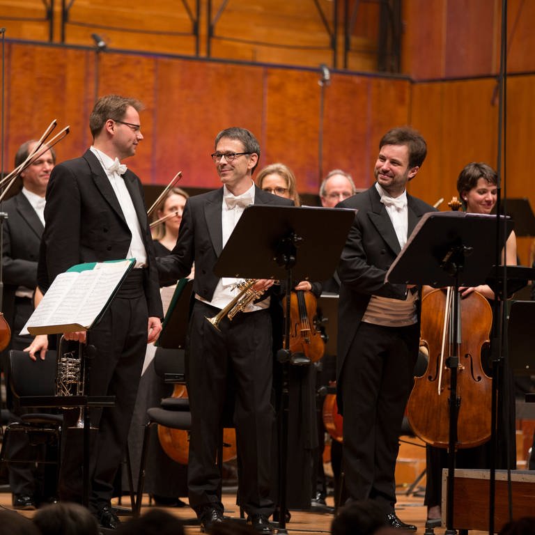 Applaus für das SWR Symphonieorchester, die zwei Solotrompeter Jörge Becker und Johannes Sondermann und Dirigent Łukasz Borowicz