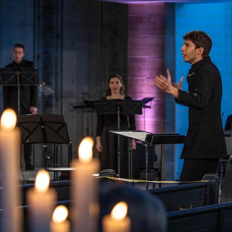 Yuval Weinberg dirigiert das SWR Vokalensemble in einer Kirche