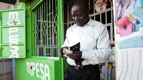 Kenia Bezahlen per Smartphone (Foto: picture-alliance / Reportdienste, EPA/DANIEL IRUNGU -)