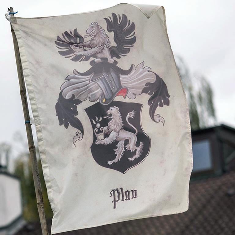 Eine Flagge mit einem Symbol für Reichsbürger. (Foto: picture-alliance / dpa, picture-alliance / dpa -)