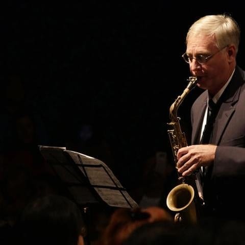 Brian Howrey am Saxophon zusammen mit dem Manila Symphony Orchestra (Foto: picture-alliance / Reportdienste, picture alliance / Pacific Press -)